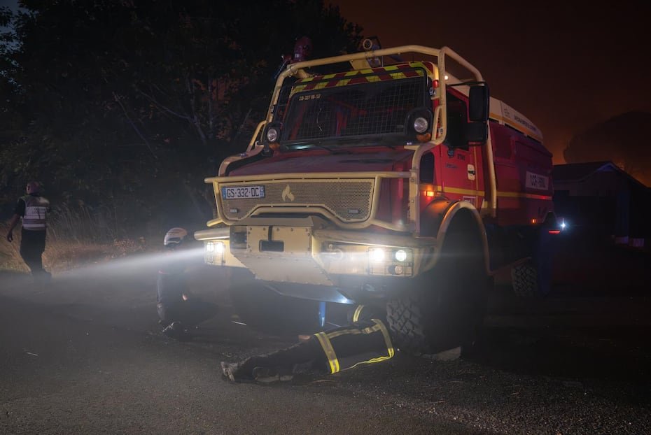 Los vientos cambiantes con ráfagas y las condiciones áridas complicaron el enorme esfuerzo por limitar la propagación del enorme incendio, que ardía fuera de control en la región de Gironda, donde se encuentra Burdeos.