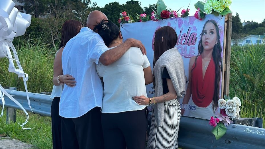 La hermana de Gabriela, Lismary Torres Rosario (der.), consoló a su madre, durante su visita al desvío Roberto Colón.