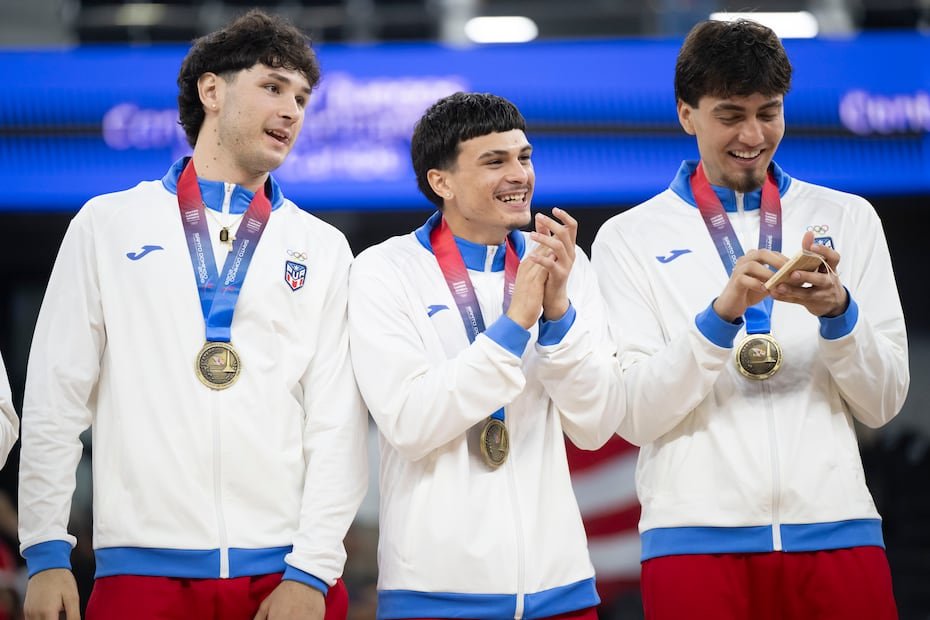 El equipo boricua recibe su medalla de oro.