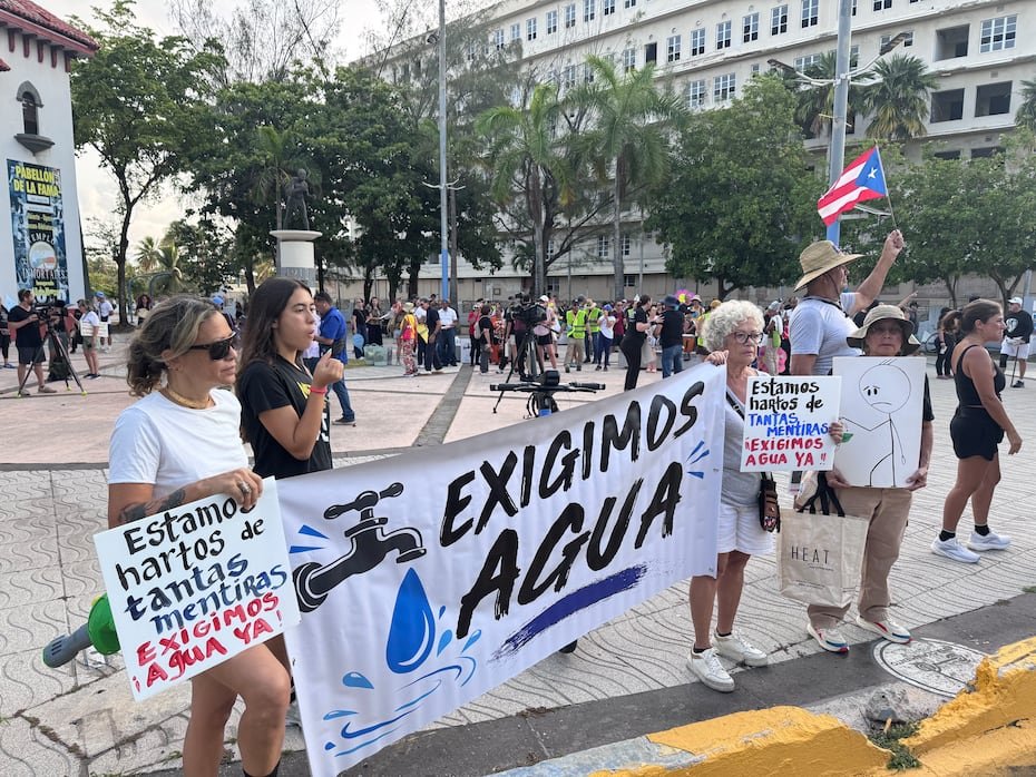 Cientos de personas llevaron a cabo una manifestación para reclamar al gobierno que resuelva la crisis que enfrentan hace meses con el servicio de agua potable.