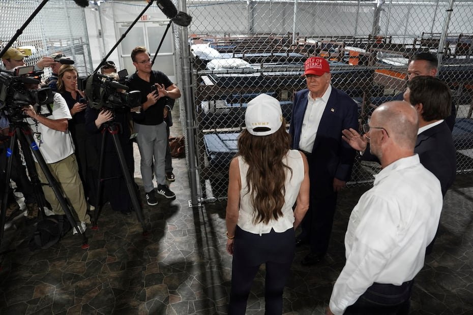 Durante el recorrido, Trump se burló de los migrantes que sean trasladados al "Alligator Alcatraz", asegurando que tendrán que enseñar a los reclusos a huir de los caimanes mientras hacía con su mano un gesto de zig zag.