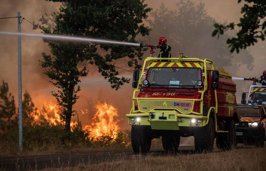 El número de bomberos movilizados ha aumentado a 2,500, respaldados por 18 aviones y helicópteros, incluidos de otras naciones europeas