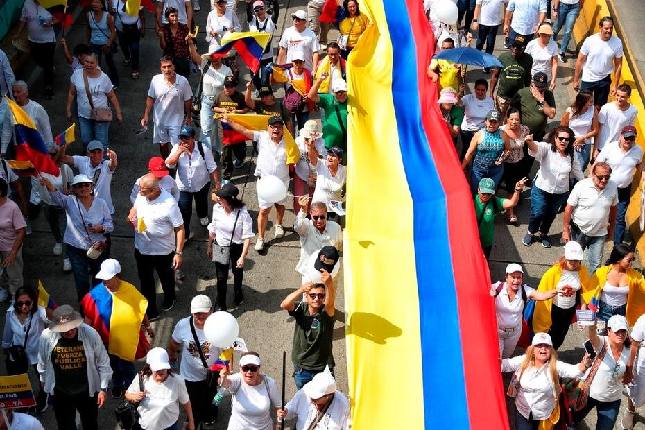 Aunque la convocatoria de varios sectores, incluido el partido conservador Centro Democrático al que pertenece el joven político, se denominó la “marcha del silencio”, en el Parque Nacional de Bogotá se escuchaba gritar: “¡Miguel, amigo, Colombia está contigo!”.