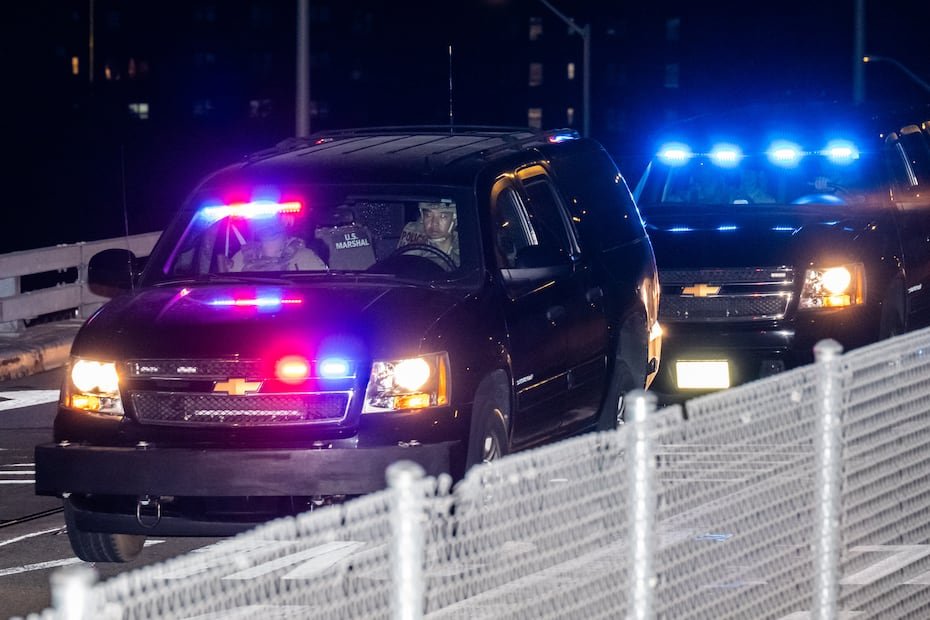 Agentes del Servicio de Alguaciles de Estados Unidos (U.S. Marshals) escoltan temprano en la madrugada del 22 de julio de 2026 al presidente de Venezuela, Nicolás Maduro.