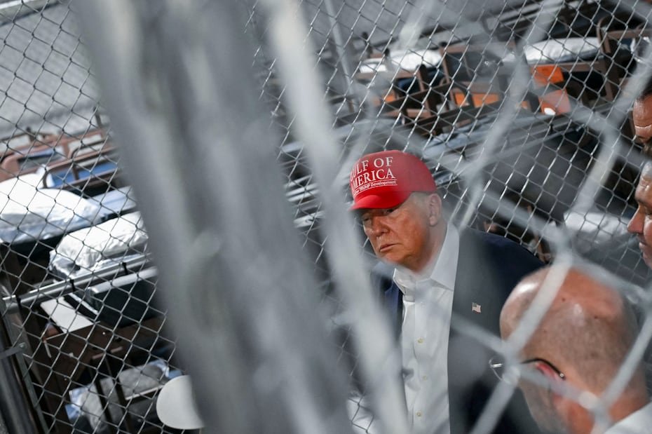 A eso de las 10:00 a.m., hora local, el presidente estadounidense, Donald Trump, visitó este martes, junto a la secretaria de Seguridad Nacional, Kristi Noem y el gobernador de Florida, Ron DeSantis, las instalaciones de un nuevo centro de detención para migrantes en el estado sureño.