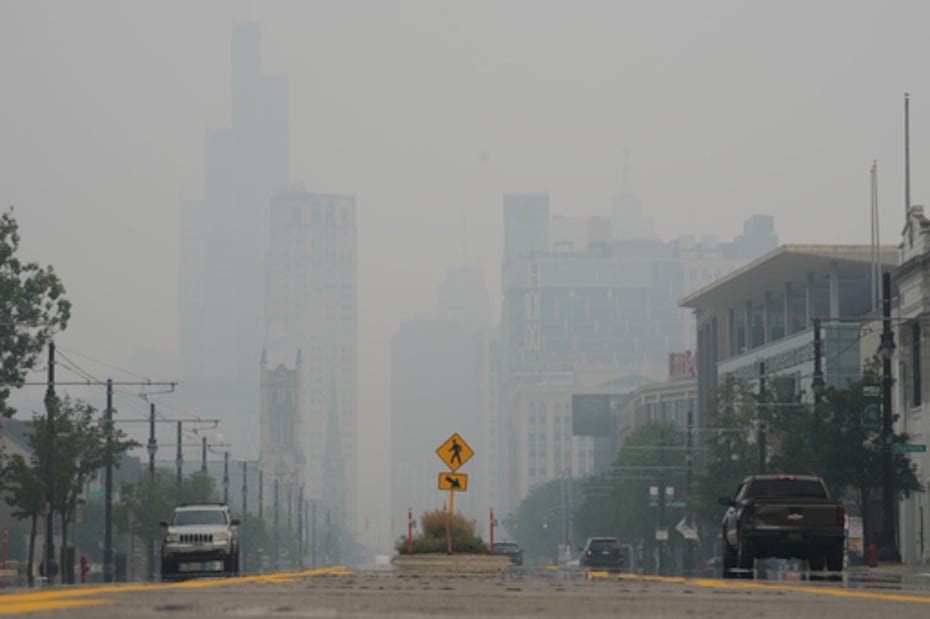 El perfil urbano de Detroit queda oculto debido a la mala calidad del aire provocada por el humo de los incendios forestales canadienses.