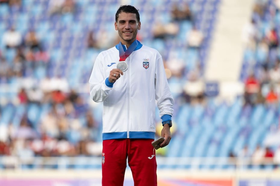 Víctor Ortiz posa con su medalla de plata obtenida en los 5,000 metros.