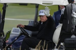 hombre armado Trump golf