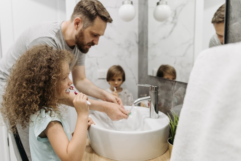 Cierre la pluma al cepillarse los dientes y ahorre 4 galones de agua por minuto. Eso equivale a 200 galones a la semana para una familia de cuatro miembros. Si la cierra mientras se afeita, ahorrará más de 100 galones a la semana.