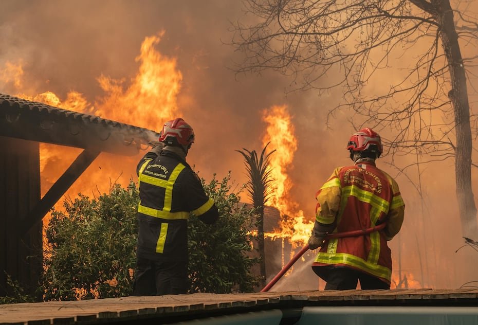 Bomberos le hicieron frente a las llamas del fuego forestal que alcanzaron una casa Lege-Cap-Ferret, en el suroeste de Francia.