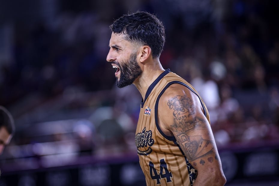 Javier Mojica suelta un grito de festejo.