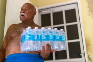 escasez de agua embotellada