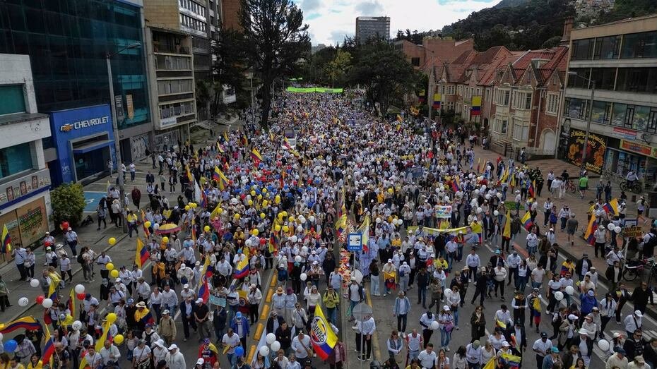 Miles de colombianos de alrededor de 20 ciudades del país condenaron la violencia y el atentado en contra del senador Miguel Uribe Turbay.