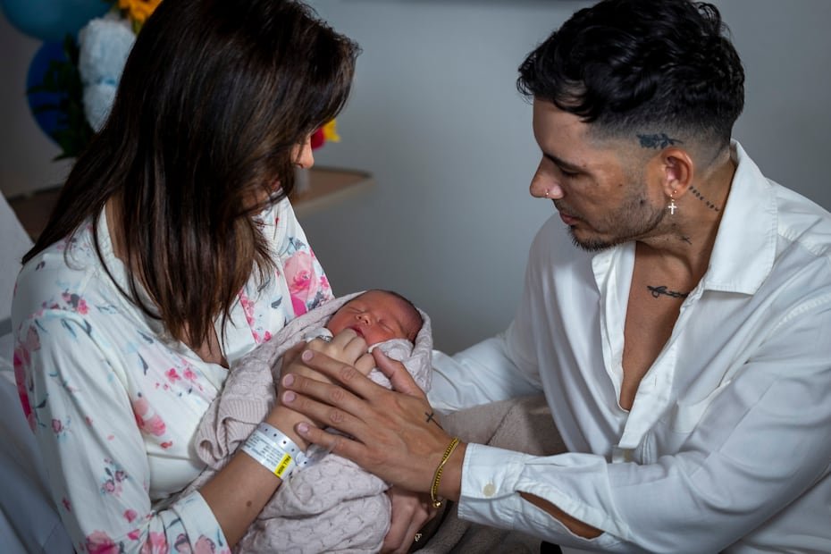 Aunque el nacimiento del bebé fue por parto natural, esta vez fue una experiencia distinta para Colón, quien ya era madre de otros tres hijos.