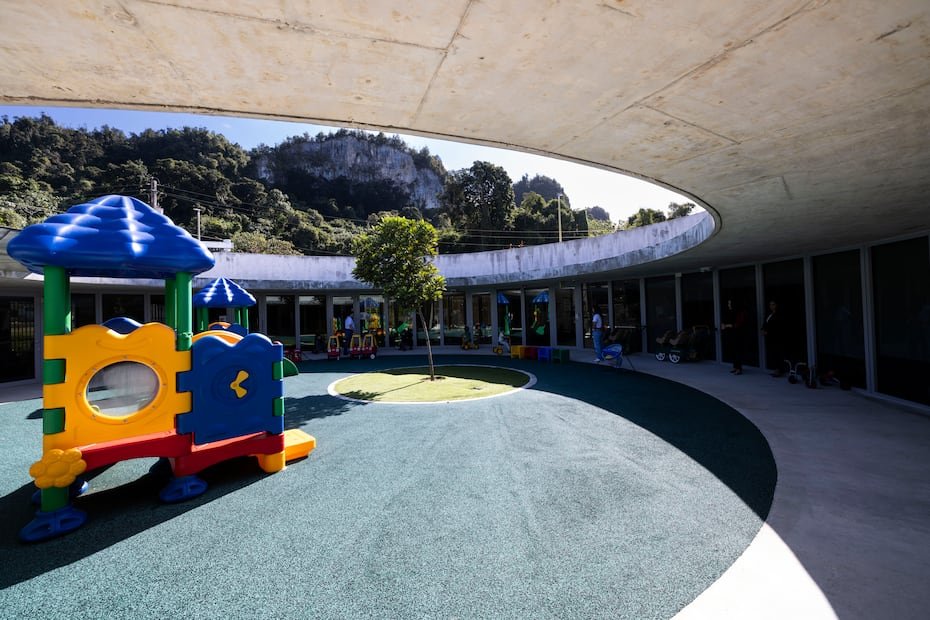 Fue diseñado para servir a los bebés e infantes, de 0 a 3 años, matriculados en el centro educativo y los adultos que los atienden.