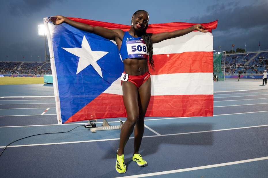 Grace Claxton posa con la monoestrellada tras conquistar la medalla de plata en los 400 metros con vallas.
