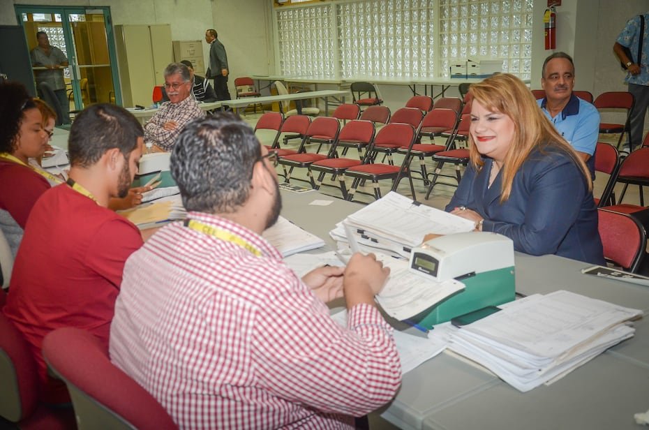 Momento en el que Jenniffer González se convirtió en la primera mujer en ser candidata a comisionda residente en Washington D. C., tras entregar sus endosos.