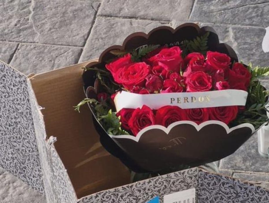 De hecho, estas misteriosas flores que aparecieron en el lugar. Tenían una cinta que leía "Perdón".