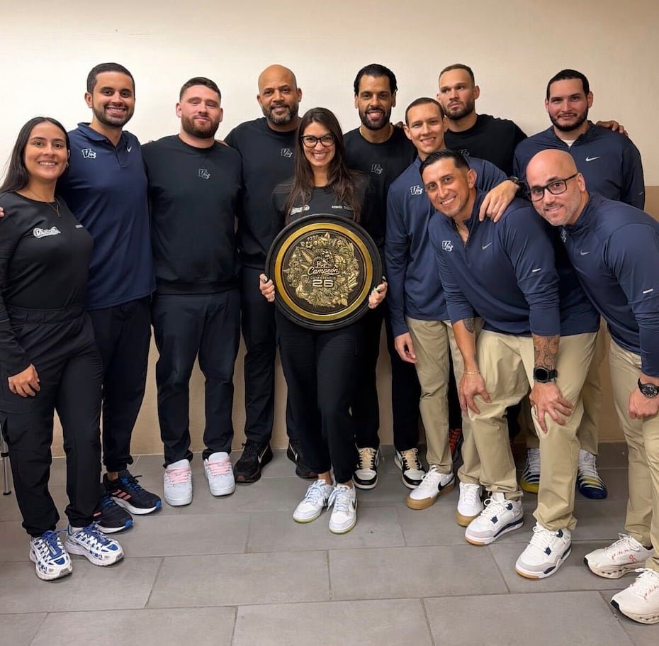 El staff técnico posa con el campeonato de la Conferencia A.