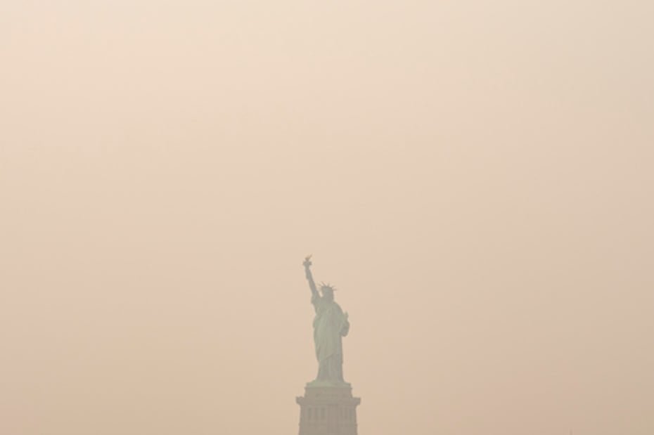 La Estatua de la Libertad, fotografiada desde el ferry de Staten Island mientras el humo de los incendios forestales cubre el cielo, el jueves 16 de julio de 2026, en Nueva York.
