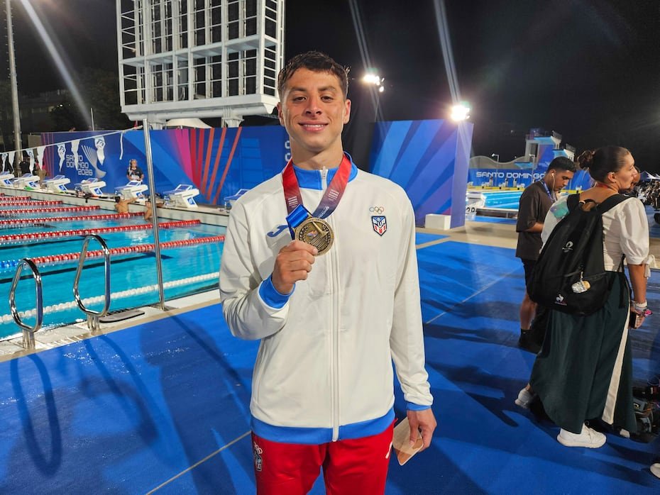 Xavier Ruiz posa con su medalla de oro en la natación centroamericana.