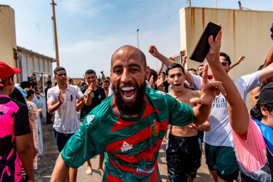 Inmigrantes cruzan desde Marruecos hacia el enclave español de Ceuta, el jueves 30 de julio de 2026. (Foto AP/Antonio Sempere)