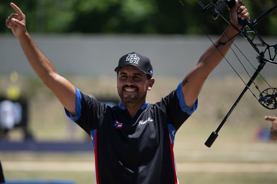 Jean Pizarro, de tiro con arco, festeja el oro.