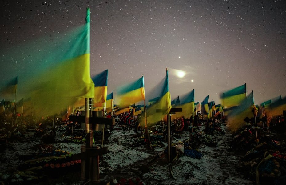 Banderas nacionales ucranianas ondeando sobre las tumbas de soldados ucranianos caídos en un cementerio militar en Kharkiv.