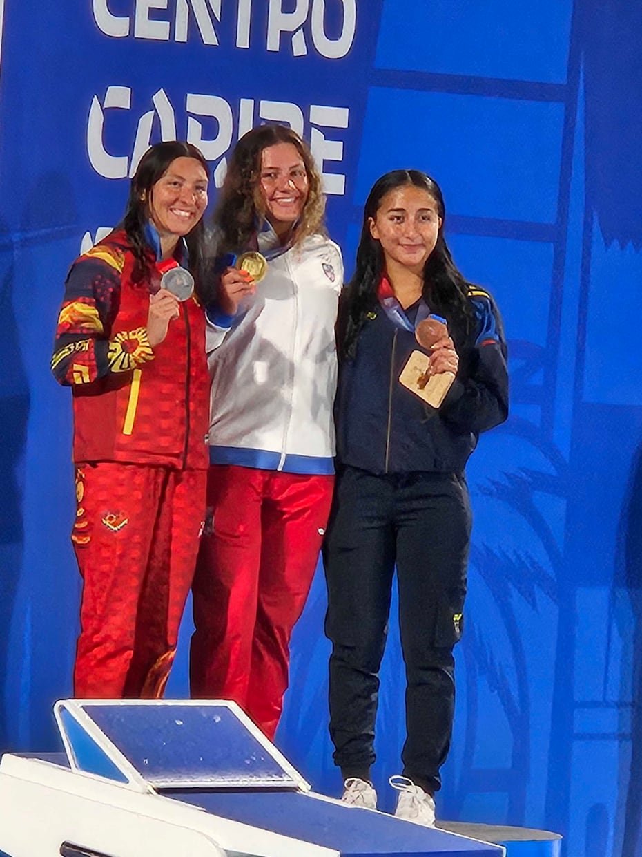 Lucianna Gutierrez, al centro, posa con su medalla de oro en los 800 metros libres.