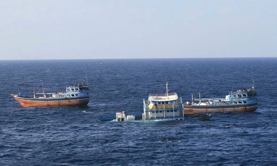 En una foto de archivo tomada el 18 de enero de 2012 y cedida por la Marina de Guerra estadounidense, a pesar de décadas de tensión geopolítica entre Irán y Estados Unidos en la zona, un barco de ese cuerpo castrense ayudó a una embarcación iraní y su tripulación. EFE/Ensign John Tanalega.