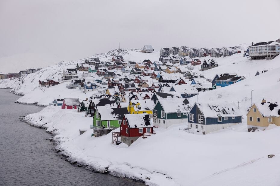 Vista general de la zona de Myggedalen en Nuuk, Groenlandia. En el este de Groenlandia, el día más caluroso registró un aumento de la temperatura de unos 39.2 ºF respecto al clima preindustrial.