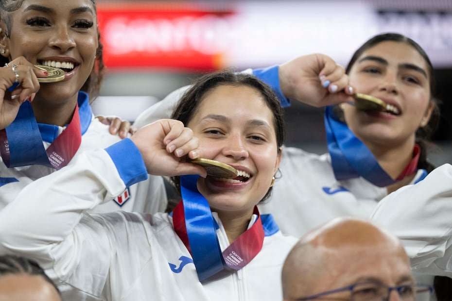 Las jugadoras boricuas posan con sus medallas durante la ceremonia de premiación.