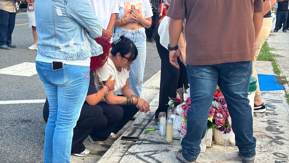 Velas, arreglos florales, peluches y otros artículos en memoria de la joven, fueron dejados en el lugar.