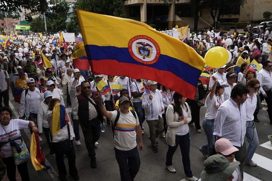 Ciudadanos, pero también políticos, empresarios, precandidatos, autoridades locales y exfuncionarios acompañaban la marcha.