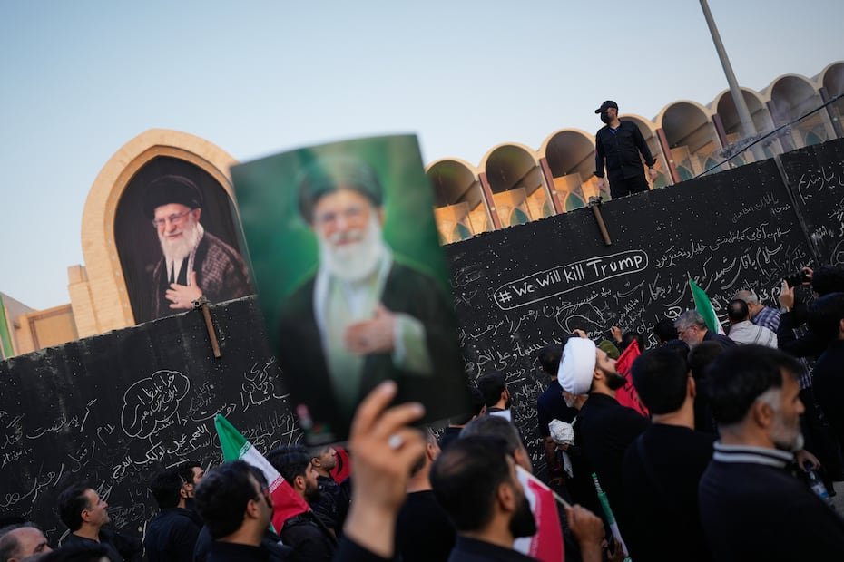 Irán inició el lunes una procesión por su capital, Teherán, para el funeral del difunto líder supremo, el ayatolá Alí Jamenei.