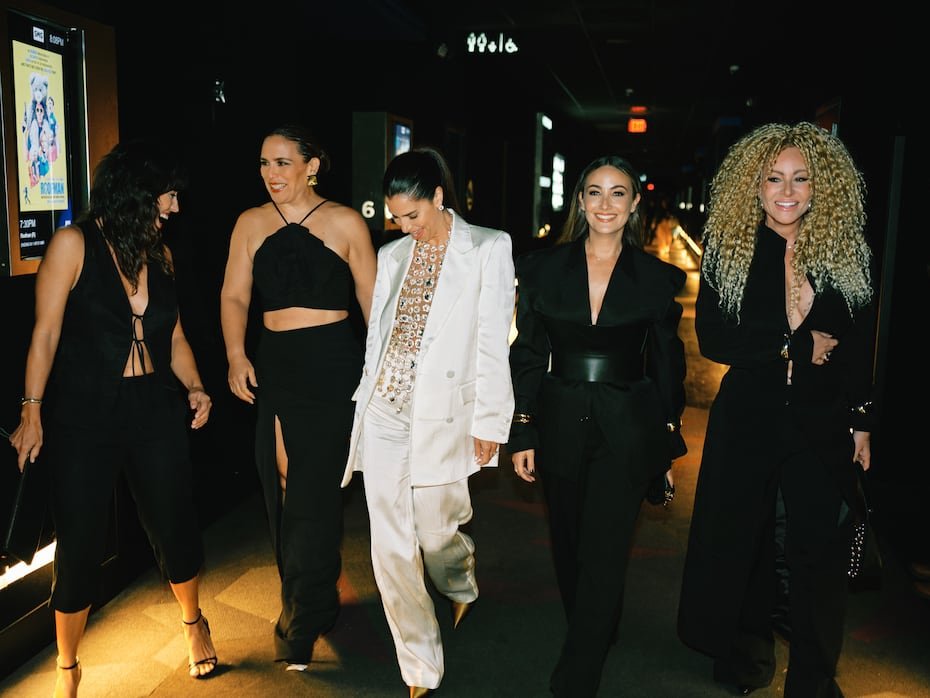 Tras su exitoso estreno en Orlando, “Diario, Mujer & Café” continúa su recorrido por Estados Unidos, llevando su mensaje y energía a comunidades latinas en Nueva York, Chicago, Downey y Los Ángeles.