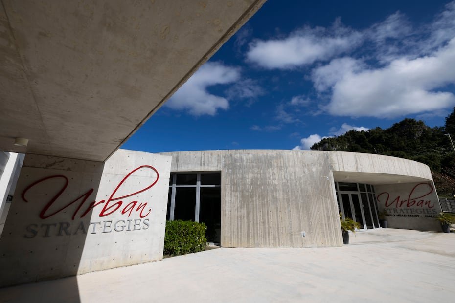 El Urban Strategies Early Head Start Ciales está ubicado, desde 2024, en un colorido edificio circular que garantiza que el patio interior se vea desde todos los espacios.