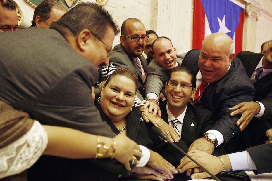 Jenniffer González cuando aprobó, el 18 de agosto de 2011, el inicio del debate en la Cámara de Representantes. Sus compañeros celebraban, a su alrededor, ese momento.