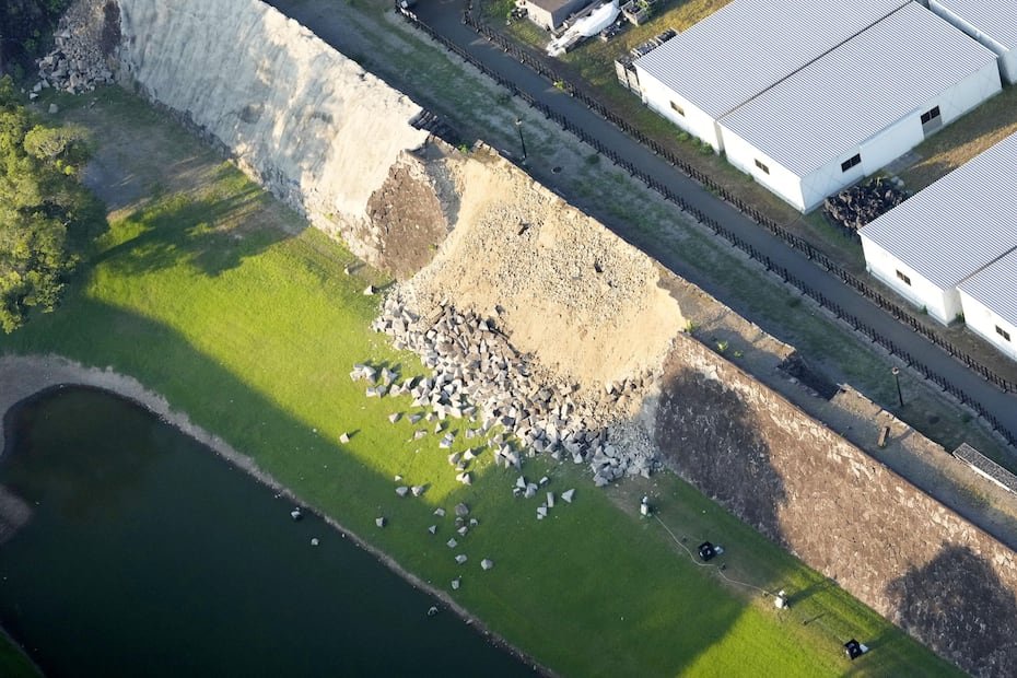 Otros lugares también sufrieron daños, como el muro de piedra del Castillo de Kumamoto.