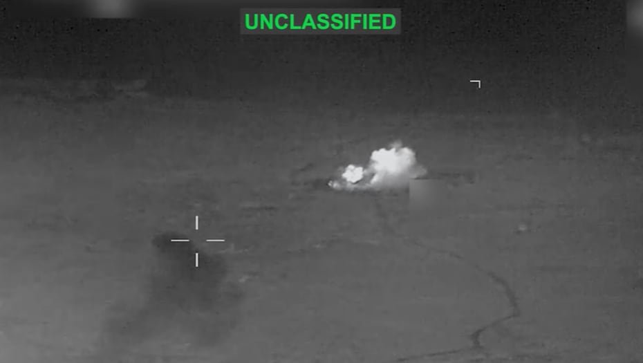 Según informó CENTCOM, la operación estuvo dirigida contra sistemas de defensa aérea, redes de mando y control, radares costeros, capacidades de misiles antibuque y más de 60 embarcaciones pequeñas del Cuerpo de la Guardia Revolucionaria Islámica ubicadas en el estrecho y sus alrededores. El objetivo, indicó la entidad, fue debilitar la capacidad de Irán para continuar atacando el comercio marítimo internacional.