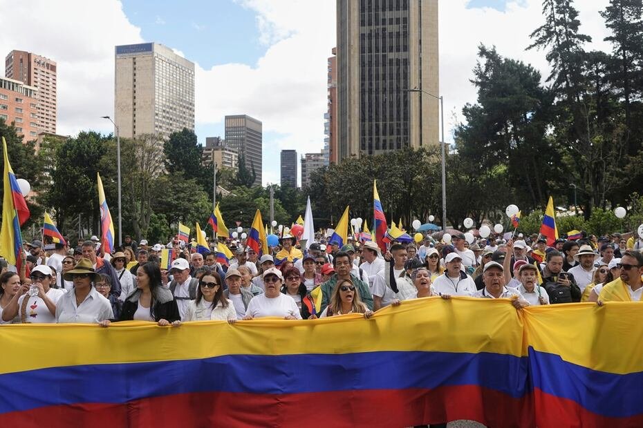 En la capital, el presidente del Senado, Efraín Cepeda, defendió la lucha por la democracia y afirmó que ‘los violentos no nos amedrentan’.