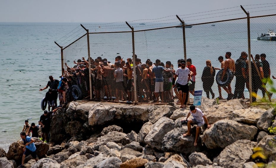 Miles de inmigrantes irrumpieron el jueves en el diminuto territorio español de Ceuta provenientes de Marruecos.