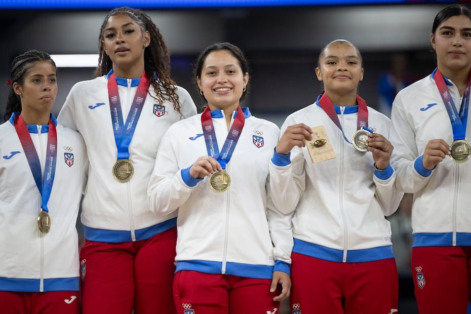 Las jugadoras de Puerto Rico muestran sus medallas tras subir al podio.