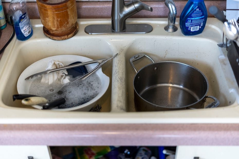 La mujer también comentó cómo la falta de agua afecta labores tan sencillas como lavar platos y trastes.