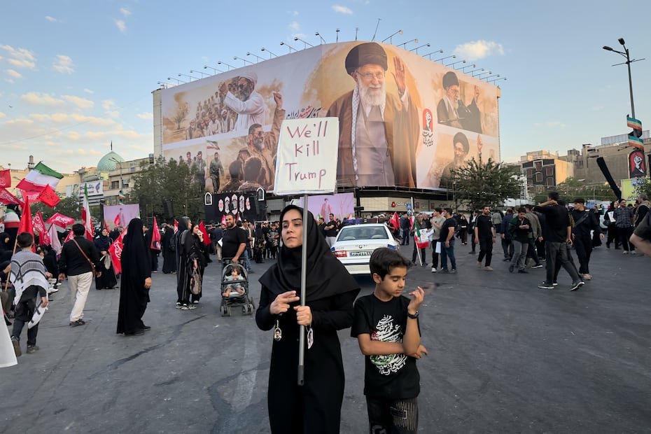 A medida que ha avanzado el funeral, han aumentado las amenazas de vengar la muerte de Jamenei. Los dolientes y los carteles que portan han pedido la muerte tanto del presidente estadounidense Donald Trump como del primer ministro israelí Benjamin Netanyahu.