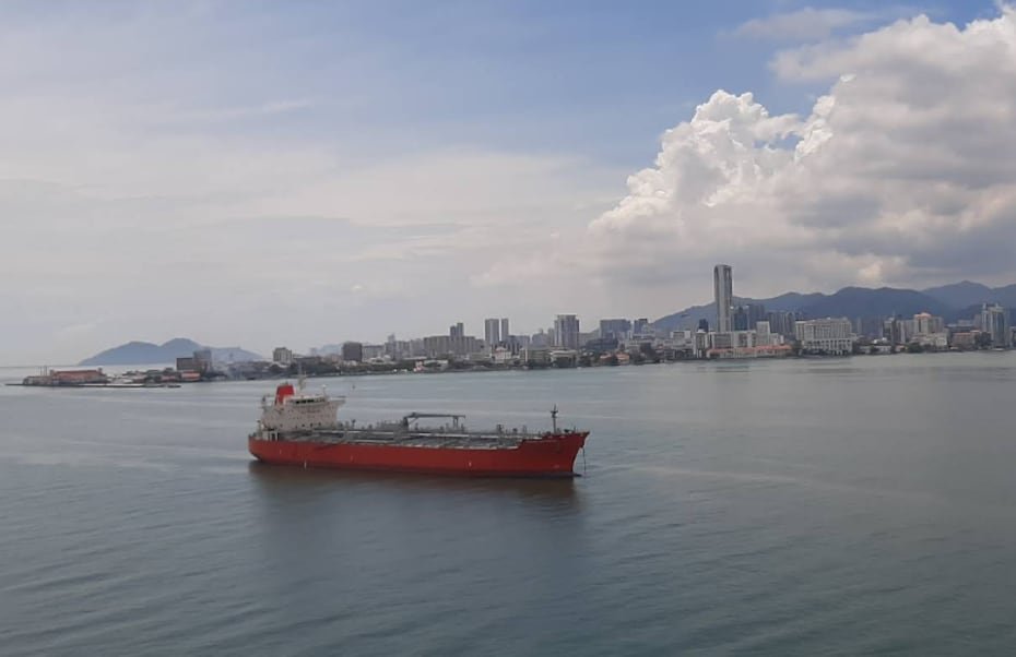 Se estima que, diariamente, transitan alrededor de 200 barcos por el Estrecho de Malaca. En 2022, se registraron 82,819 embarcaciones. Algunas publicaciones detallan que la zona facilita aproximadamente el 25% del comercio mundial y el 80% del petróleo que consume Asia. En la foto, un buque en el Estrecho de Malacca, tomada en 2023, y divulgada por Green Valley Services en la aplicación Google Maps.