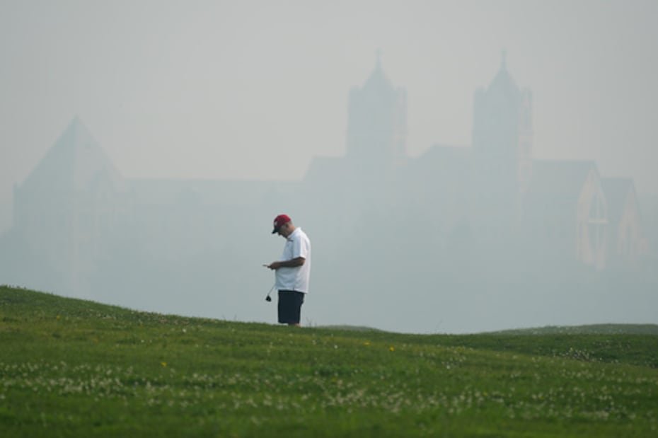 Un golfista revisa su tarjeta de puntuación en el campo de golf Willow Hills, en Northbrook (Illinois) en un momento en que la calidad del aire era deficiente debido al denso humo procedente de los incendios forestales de Canadá.