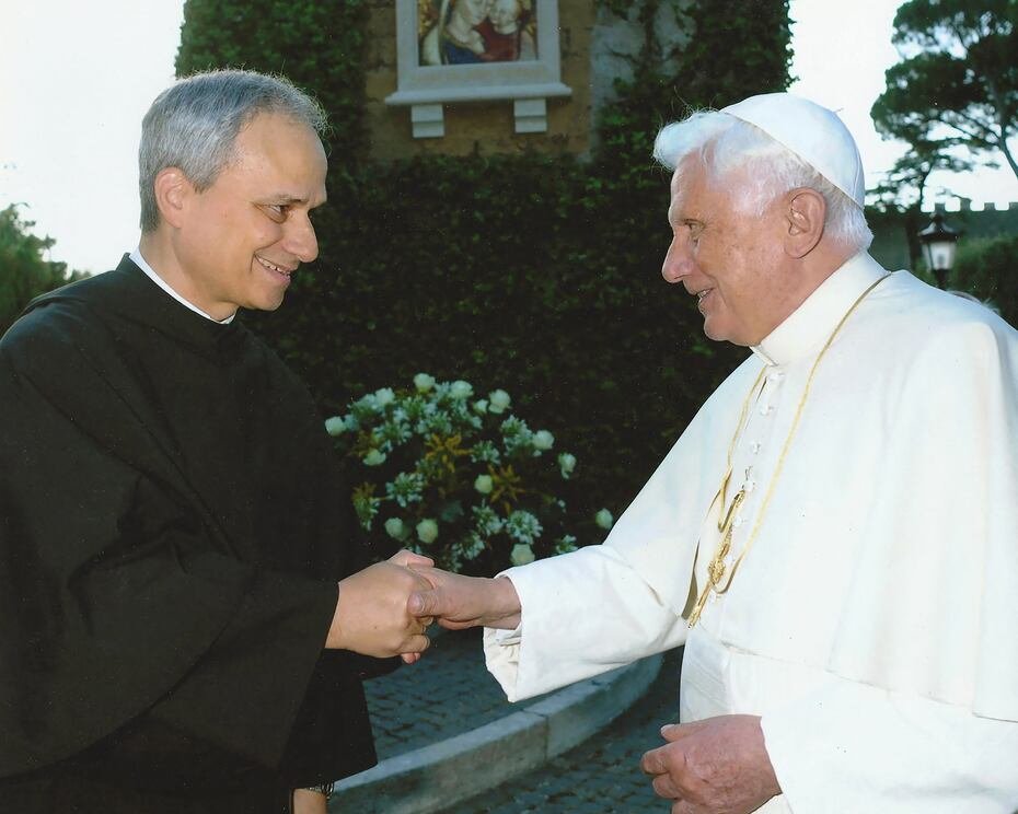 Prevost también junto al papa Benedicto XVI (Imagen por The Midwest Augustinian Province of Our Mother of Good Counsel vía AFP).