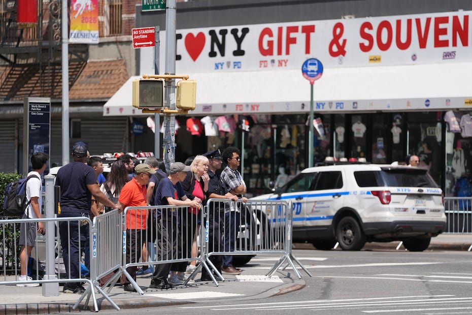 Cientos de personas se aglomeraron en las calles de Nueva York para ser testigos del paso de la caravana que transportó a Maduro y a Flores.