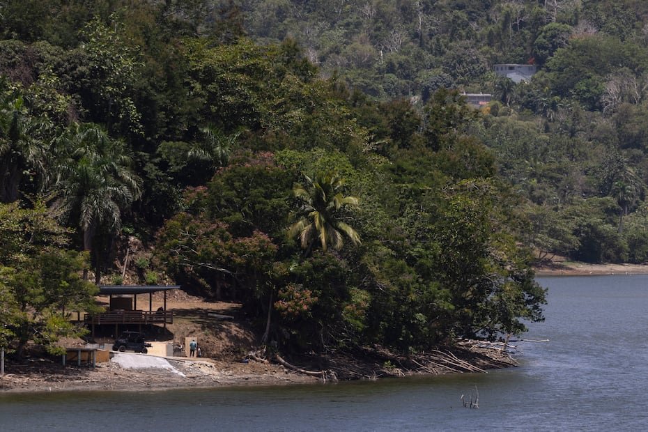 Ante la reducción sostenida en los niveles del embalse Carraízo, la gobernadora Jenniffer González anunció el inicio de un plan de racionamiento para abonados que se suplen de la represa.
